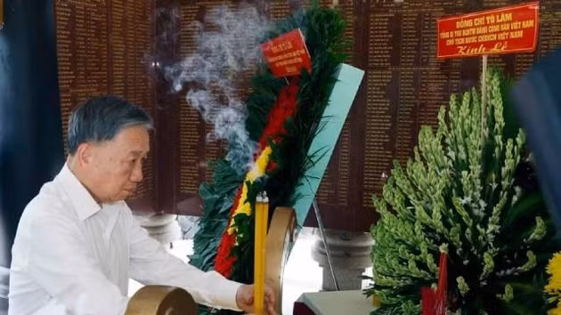 Le secrétaire général du Parti et président de la République, To Lam, offre de l’encens en hommage aux héros tombés pour l’indépendance du pays. Photo : VNA. 