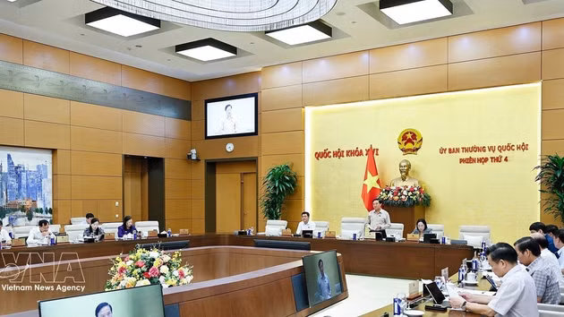 Le vice-président de l’Assemblée nationale, Nguyên Khac Dinh, s’exprime sur le sur le projet de code de procédure pénale (amendé), devant le Comité permanent de l’Assemblée nationale. Photo : VNA