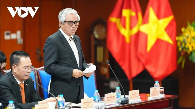 L'ancien vice-ministre des Affaires étrangères et ancien ambassadeur du Vietnam aux États-Unis, Pham Quang Vinh, s’exprime lors de la conférence de consultation sur le projet de documents soumis au XIVᵉ Congrès national du Parti. Photo: VOV