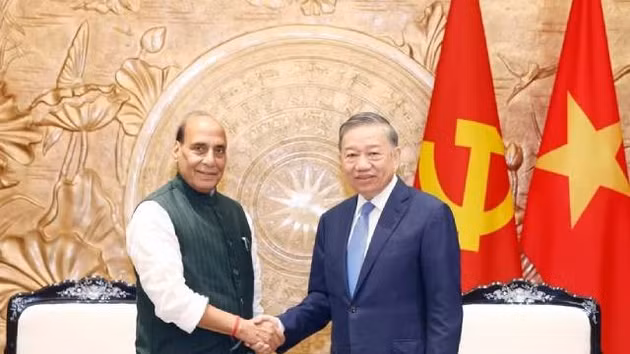 Le secrétaire général du Parti communiste du Vietnam et président vietnamien To Lam (droite) et le ministre indien de la Défense Rajnath Singh, à Hanoï.