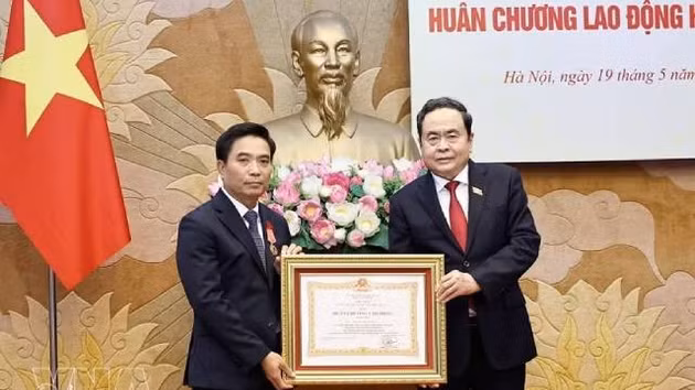 Le président de l'Assemblée nationale, Tran Thanh Man (droite), remet l'Ordre du Travail de première classe au vice-président de l'Assemblée nationale, Nguyen Doan Anh. Photo : VNA.