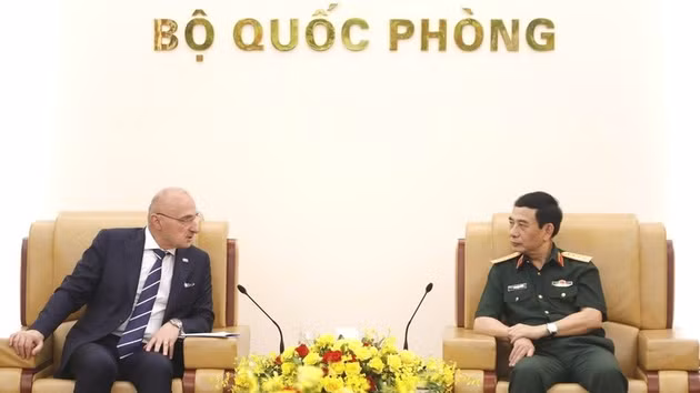 Le général d'armée Phan Van Giang (à droite), membre du Bureau politique, vice-Premier ministre et ministre de la Défense, a reçu dans l'après-midi du 19 mai, à Hanoï, Gordan Grlić Radman, ministre des Affaires étrangères et européennes de la République de Croatie. Photo : VGP 