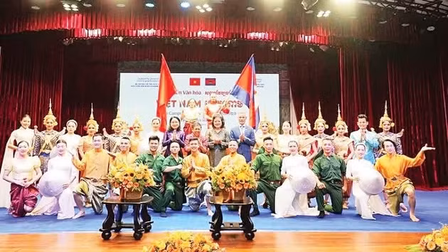 Des artistes se produisent lors de la Semaine culturelle du Vietnam au Cambodge en 2026. (Photo : ministère vietnamien de la Culture, des Sports et du Tourisme)