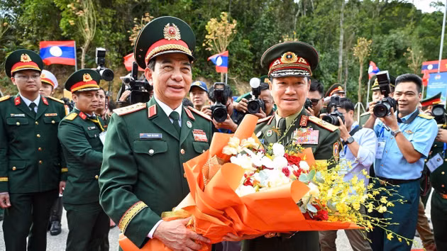 Le général Phan Van Giang, vice-Premier ministre et ministre vietnamien de la Défense, a présidé la cérémonie d’accueil du général Khamliang Outhakaysone, vice-Premier ministre et ministre lao de la Défense, au poste-frontière international de Thanh Thuy, dans la commune de Kim Bang (province de Nghe An). Photo: vnexpress.net