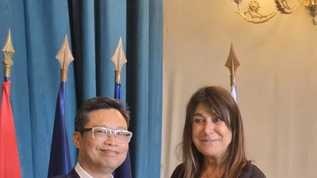 tourisme, de la gastronomie et de la recherche scientifique. L’ambassadeur Trinh Duc Hai et la première adjointe au maire de Marseille, Michèle Rubirola. (Source : Ambassade du Vietnam en France)