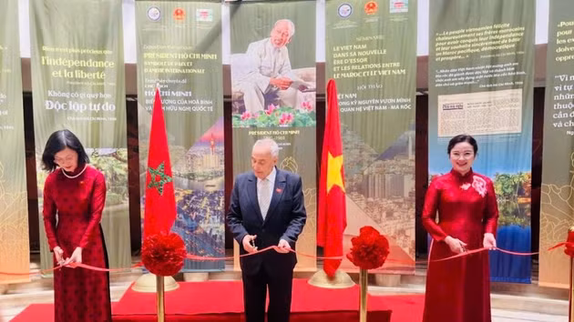 Les délégués procèdent à la cérémonie d'inauguration de l'exposition. Photo : Site historique du Président Hô Chi Minh.