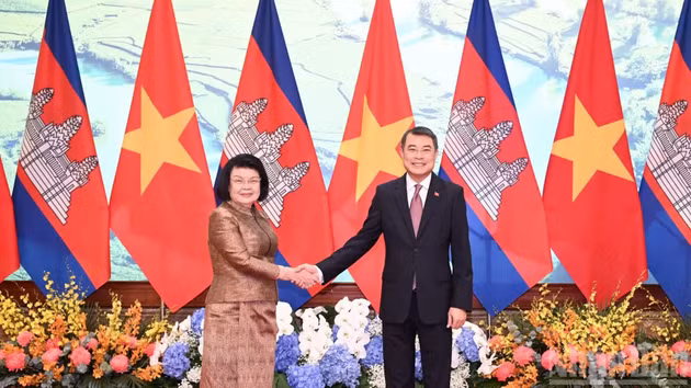 Le Premier ministre Le Minh Hung et la présidente de l’Assemblée nationale (AN) du Cambodge, Samdech Khuon Sudary.