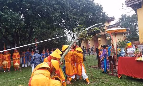 Reconstitution des rites de la levée du « cây nêu » du Têt à Dai Nôi à Huê ảnh 5