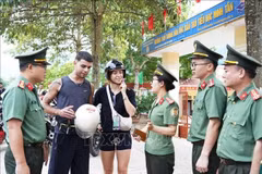 Des agents du département de gestion de l'immigration de la police provinciale de Tuyen Quang diffusent des informations et guident les touristes étrangers sur la réglementation en vigueur dans la zone frontalière. Photo : VNA