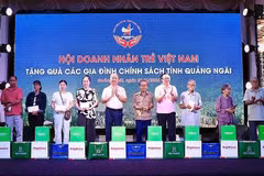 Les représentants de la délégation offrent des cadeaux aux personnes méritantes à Quang Ngai. Photo: NDEL