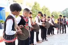 Quang Ngai introduit la culture du gong et la danse xoang dans les écoles, contribuant ainsi à préserver, promouvoir et diffuser la valeur du patrimoine culturel traditionnel. Photo : VNA