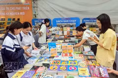 Des expositions et des présentations de livres contribuent à promouvoir la lecture au sein de la communauté. Photo : VNA.