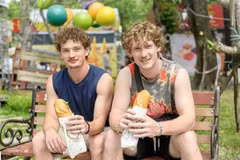Des touristes américains dégustent des sandwichs bánh mì lors du 4e Festival du Bánh mì à Hô Chi Minh-Ville, le 23 avril. Photo : znews.vn