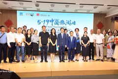 Des représentants des unités participantes au programme d'échange et de partage organisé à l'occasion de la Journée du tourisme chinois, le 19 mai, posent pour une photo souvenir. Photo : VNA.