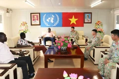 Kon Maneit Matiok, ministre des Infrastructures physiques et des Services publics, et représentant de l'administration locale de la zone d'Abyei, a effectué une visite de travail au camp de l'Équipe du génie no 4 du Vietnam. Photo: NDEL