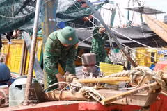 Des gardes-frontières aident les pêcheurs à éviter le typhon MAYSAK. Photo : VNA.