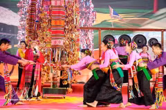 Présentation d’un extrait du festival "pồôn pôông" de la communauté ethnique Muong de la province de Thanh Hoa. Photo : VNA.