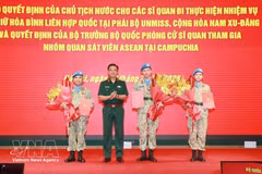Remise des décisions du président de la République et du ministre de la Défense à trois officiers appelés à prendre leurs fonctions au sein de la MINUSS. Photo : VNA.