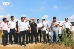 Les dirigeants de la province de Dak Lak effectuent des visites de contrôle sur le terrain et mettent en place des cellules d'urgence pour accélérer l'exécution des projets touristiques majeurs. Photo : VOV