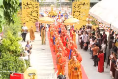 Cette procession met en scène la statue de Bouddha dorée, des moines en robes traditionnelles, et des participants fervents, défilant ensemble dans une puissante démonstration de foi et d'unité. Photo: VNA