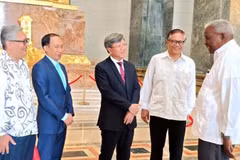 Le président de l'Assemblée nationale et du Conseil d'État de Cuba, Esteban Lazo Hernández, et les ambassadeurs ainsi que les chefs de missions diplomatiques des pays d'Asie et d'Océanie accrédités à Cuba. Photo: Ambassade du Vietnam à Cuba