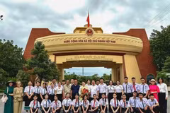 Accueil de la délégation au poste frontière international de Lao Bao. Photo: Baoquocte