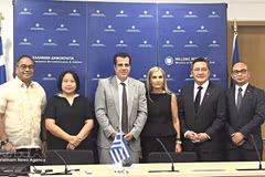 L'ambassadrice du Vietnam en Grèce, Pham Thi Thu Hươnge (2e à gauche), des ambassadeurs des pays de l'ASEAN accrédités en Grèce et le ministre grec de la Migration et de l'Asile, Athanasios Plevris. Photo : VNA.