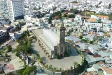 Située rue Thai Nguyen, dans le quartier de Nha Trang, la cathédrale de la Montagne (Nhà thờ Núi) est l’un des monuments religieux et symboles touristiques les plus emblématiques de la ville côtière. Elle est à la fois un lieu de célébration quotidienne des offices et un site prisé pour les visites, la photographie et la découverte de son histoire et de son architecture. Photo : tienphong.vn