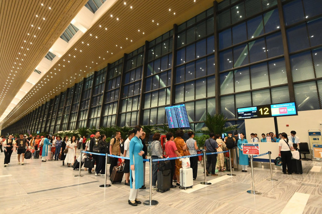 Le transfert vers le Terminal T3 vise non seulement à améliorer l'expérience client, mais également à soutenir l'ambition de l'aéroport de Tan Son Nhat de devenir une plaque tournante dynamique de l'aviation en Asie. Photo : ACV Le transfert vers le Terminal T3 vise non seulement à améliorer l'expérience client, mais également à soutenir l'ambition de l'aéroport de Tan Son Nhat de devenir une plaque tournante dynamique de l'aviation en Asie. Photo : ACV