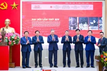 Le secrétaire général du Parti communiste du Vietnam To Lam (3e, de gauche à droite) assiste au lancement du site web officiel du XIVe Congrès national du du PCV. Photo : Journal Nhân Dân.