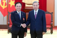 Le SG du Parti communiste du Vietnam, To Lam (à droite), et Kuroiwa Yuji, gouverneur de la préfecture de Kanagawa, le 15 novembre à Hanoï. Photo : NDEL.