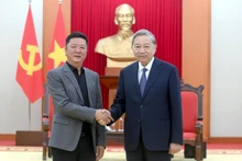 Le secrétaire général du Parti To Lam (à droite) et Wang Laixing, vice-président du groupe chinois Luxshare-ICT, le 15 novembre à Hanoi. Photo : NDEL.