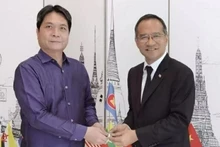 Le Consul général Kajtiti Wiwatwanont remet la présidence tournante du Corps consulaire de l’ASEAN à Guangzhou (République populaire de Chine) au Consul général Nguyen Viet Dung (à gauche). Photo : VNA.