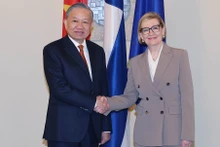 Le secrétaire général du Parti communiste du Vietnam (PCV), Tô Lâm, et la première vice-présidente du Parlement finlandais, Paula Risikko. Photo : VNA.