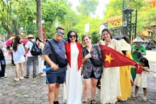 Emma et Mathilda, allemandes, à Hanoi. Photo : Tri Minh/NDEL.
