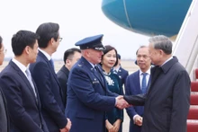 Le Secrétaire général du PCV, To Lam, et une délégation l’accompagnant à l’aéroport d’Andrews (États-Unis). Photo : VNA.