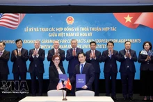 Le Secrétaire général du PCV To Lam assiste à la cérémonie de remise du contrat d’acquisition du système de protonthérapie anticancéreuse Mevion S250-FIT entre l’Hôpital général Tam Anh et la société Mevion Medical Systems.