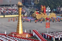 Les festivités sont ouvertes par une prestation des tambours de Thang Long, suivie d’une cérémonie de transmission de la flamme et du salut au drapeau. Photo : VNA.