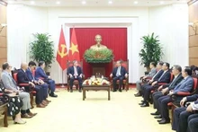 Le secrétaire général du Parti, To Lam (au milieu, à droite), et le président et directeur général de Murphy Oil Corporation, Eric Hambly, à Hanoi, le 15 octobre. Photo : VNA.