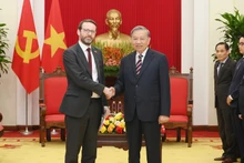 Le secrétaire général du Parti communiste du Vietnam, To Lam (droite) et l’ambassadeur du Royaume-Uni au Vietnam, Iain Frew. Photo : NDEL.