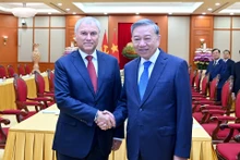Le secrétaire général du Parti, To Lam (à droite), et le président de la Douma d’État de Russie (Chambre basse), Viatcheslav Volodine. Photo : NDEL. 