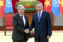 Le secrétaire général du Parti communiste du Vietnam (PCV), To Lam (à droite), reçoit le secrétaire général des Nations Unies, Antonio Guterres. Photo : NDEL.