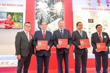 Les dirigeants du Parti et de l'État reçoivent le livre « Les articles sur la culture et la presse de l'Oncle Ho dans le Journal Nhân Dân » au stand du Journal Nhân Dân. Photo : NDEL.
