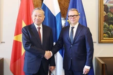 Le secrétaire général du Parti communiste du Vietnam, To Lam (gauche) et le Premier ministre finlandais Petteri Orpo. Photo : VNA.