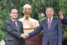 Le SG du PCV To Lam (droite) et Cho Yong Won, membre permanent du Bureau politique, secrétaire du Comité central du Parti et chef du Département d'organisation et d'orientation du Parti du Travail de Corée, à la cérémonie d'inauguration de la statue du Président Ho Chi Minh. Photo : VNA.