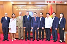Le 4 septembre à Hanoi, le président de l’Union des organisations d’amitié du Vietnam (VUFO), Phan Anh Son (au centre), a reçu le vice-président de l’Institut cubain d’amitié avec les peuples (ICAP), Víctor Fidel Gaute López. Photo : thoidai.