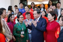 Le président de l'Assemblée nationale vietnamienne Tran Thanh Man et son épouse rencontrent des représentants de la communauté vietnamienne résidant en Malaisie. Photo : VNA.
