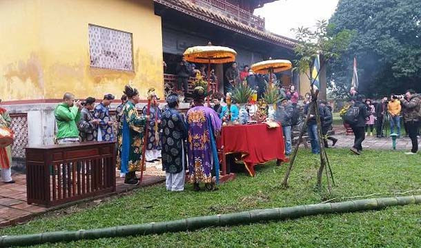 Reconstitution des rites de la levée du « cây nêu » du Têt à Dai Nôi à Huê ảnh 4 Reconstitution des rites de la levée du « cây nêu » du Têt à Dai Nôi à Huê ảnh 4