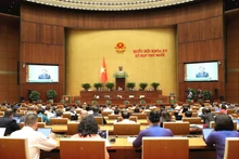 Le président de la Cour populaire suprême du Vietnam, Le Minh Tri, présente le rapport d’activités de la Cour pour le mandat 2021-2026. Photo: VNA
