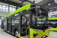 Le modèle de bus électriques de Vinfast, EB12, est présenté à l'exposition. Photo: VNA